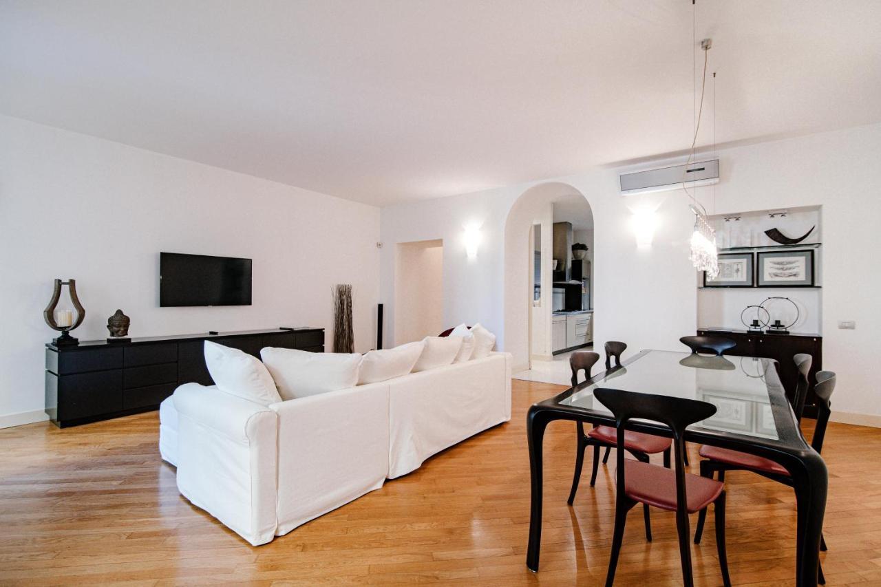 La Finestra Sul Duomo - The House Of Travelers Apartment Como Exterior photo