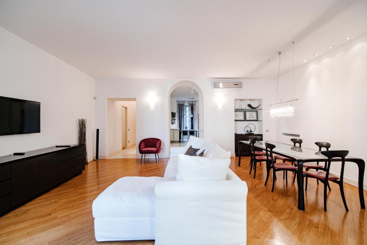 La Finestra Sul Duomo - The House Of Travelers Apartment Como Exterior photo